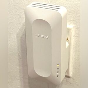 NETGEAR AX1600 Dual Band WiFi White Mesh Extender EAX 12 1200 sq ft Wall Plug-in